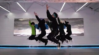 هل هذه الرقصة الجماعية التي تُشفي الوسواس القهري وصوت الخطوات الممتع حقًا تابعة لمجموعات الفتيان في 