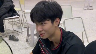 体育馆随机采访大学生