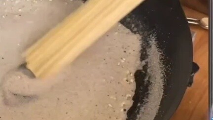 [Melihat Dunia Guru Xiaorou] Xiaorou menyaksikan makanan lezat dunia dan Ou Fei membuat keripik nasi