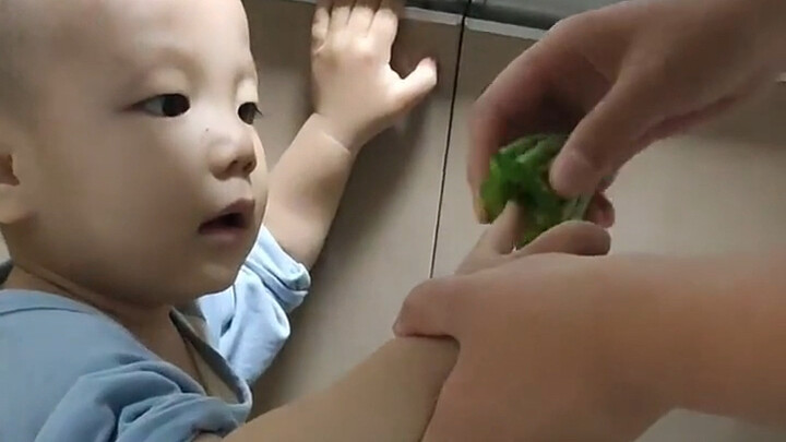 Biar si kecil nggak suka ngisep tangan, aku sengaja pakai pare pahit—tapi nggak nyangka, dari kecil 