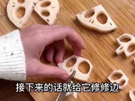 حبيبان يقدّمان لرواد الإنترنت درسًا في الطهي، لكن ما يعلّمانه حقًا هو كيفية استخراج الجمجمة من جذر ا