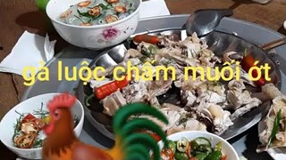 Bà chủ quán lòng lợn tiết canh.thịt gà làm cơm tiếp khách ở xa về chơi. Uống bia rất vui
