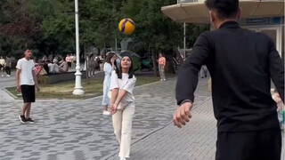 Saat Anda mengoper bola voli kepada orang yang lewat