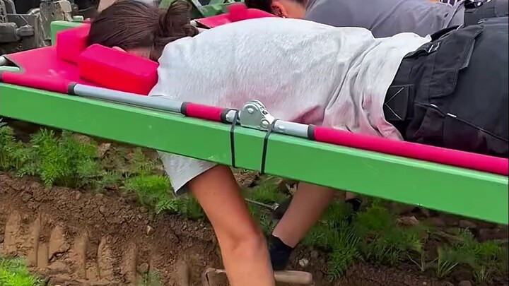 زراعة الخضروات مباشرةً وأنت مستلقٍ على بطنك؟ وهناك أيضًا أشد الأرقام القياسية العالمية مللًا!