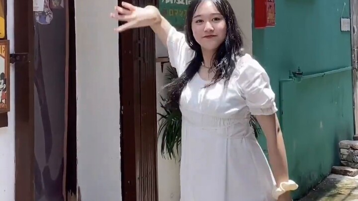 Weekend-Taeyeon, who is about to be a senior in high school, dances happily and casually!