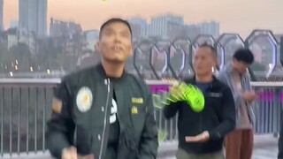 61. ฉันชอบขายของแผงลอย เพราะนอกจากจะได้เงินแล้ว ยังทำให้ทุกคนมีความสุขมากขึ้นด้วย จึงสนุกกับมันไม่รู