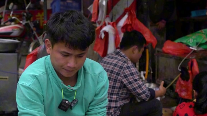 This crispy mandarin fish costs 600 yuan, but the beauty says she can only take half.