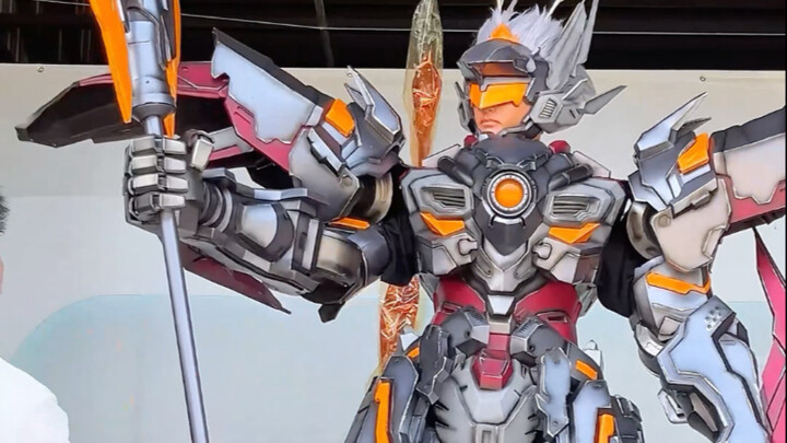 I really like this skin of Lu Bu. I finally made it today. I will wear it to the comic exhibition to