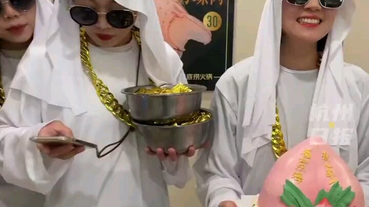 เพื่อนซี้พาฉันไปฉลองวันเกิดที่ไฮดีเลา โคตรอับอายสุดๆ คนเกิดเอาแต่ปิดหน้าตลอดงาน “สามคนนั้นใส่แว่นกัน