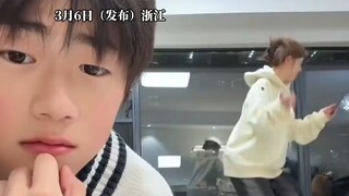 儿子看妈妈练习了一下午的动作，实在看不下去给她露了一手