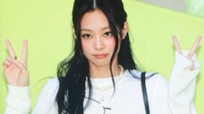 แมว JENNIE โพสท่ากับป้ายโฆษณาของเธอ