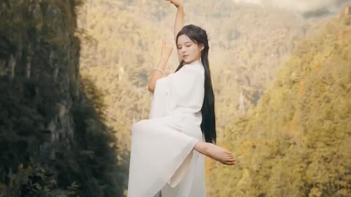 Lihatlah langit, bumi, matahari dan bulan, semuanya selalu sunyi dan hening; gunung-gunung yang hija