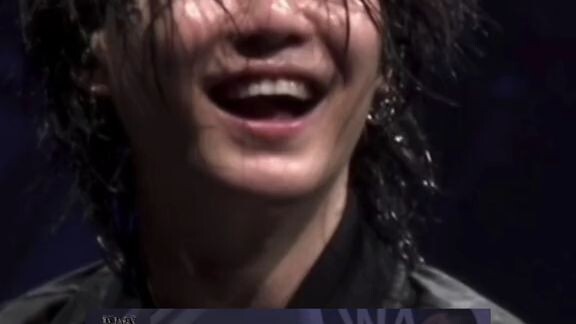 Suga smile happily when he saw jhope on the screen 😀😍