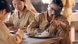 เด็กหญิงอายุ 18 ปีถูกขังในคุกชายและถูกทำร้าย แต่เธอมีพลังอำนาจโดยกำเนิด