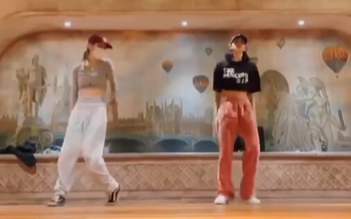 Lisa telah memperbarui video tari di Instagram, keren banget (☆∀☆)