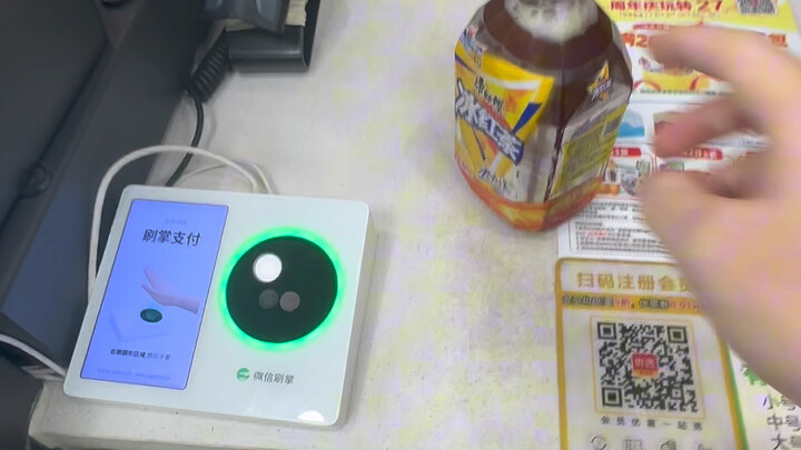 Nếu anh dám nói, tôi dám bắn.