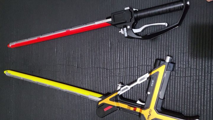 对比Faiz Edge和Kaixa Blaygun。Faiz利刃和凯撒刃枪。