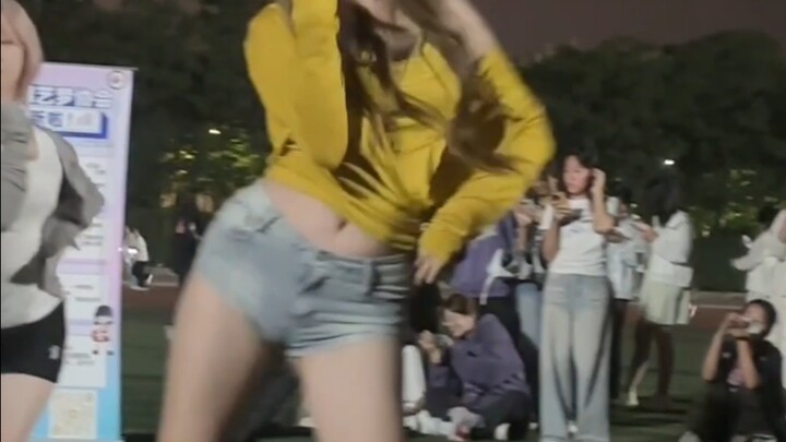 【校园生活】学姐的操场路演