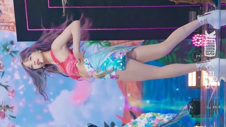 Nothing to do today, enjoying a performance at the entertainment district: 'Smart' LE SSERAFIM HONG 