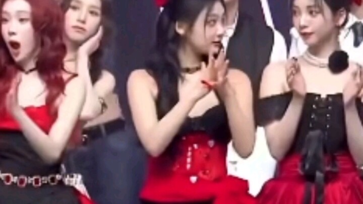 A fierce battle for first place: Ningning provides live sign language commentary.