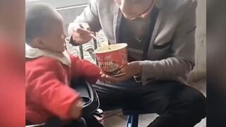 ลูกชายทำฟองน้ำหกล้ม