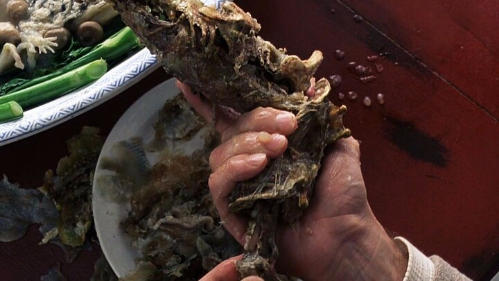 Man assembles bizarre gun from leftover bones, using dentures as bullets—its power surpasses that of