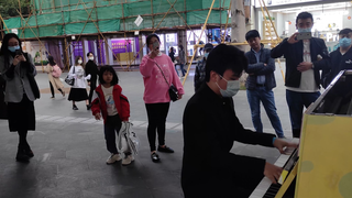 响起鬼灭之刃剧场版《炎》时，带娃阿姨回家“追番”