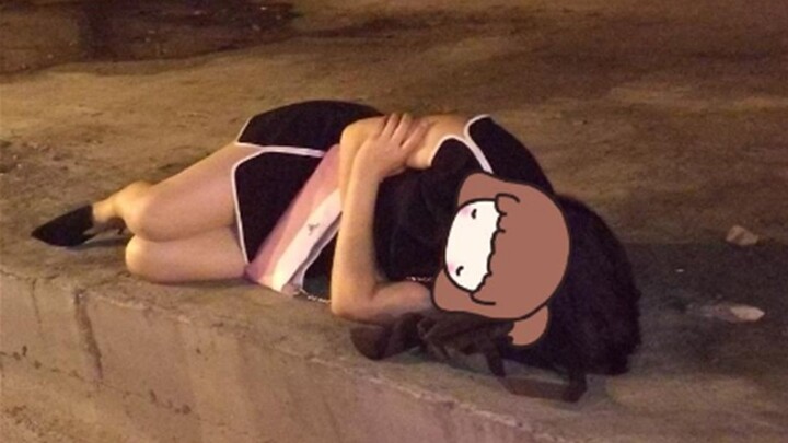 Man picks up a drunken woman on the road and takes her to a hotel—only to be forcibly kissed by her!