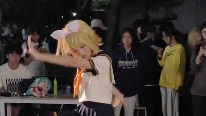 Kagamine Rin, you are an orange-flavored cake! She danced to drop pop candy at the university animat