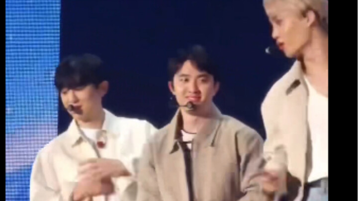 Angsa: Ngeliat apa? Aku kan nggak ngehing bak kpop kalian.