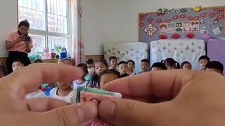 Lakukan trik sulap untuk anak-anak