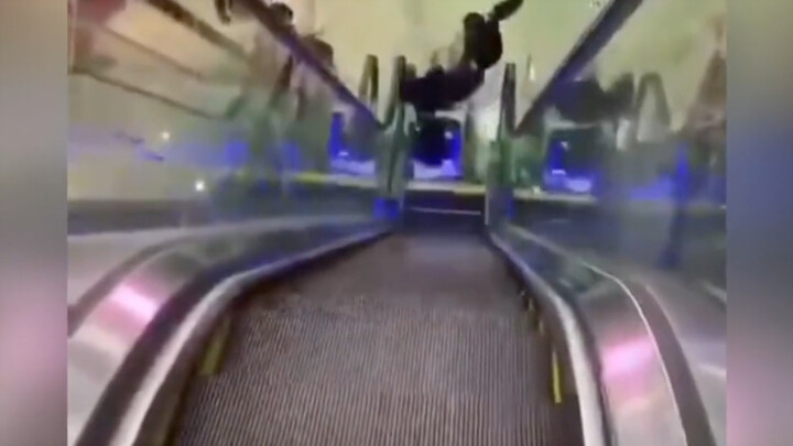 Robot: Permisi, tolong beri jalan