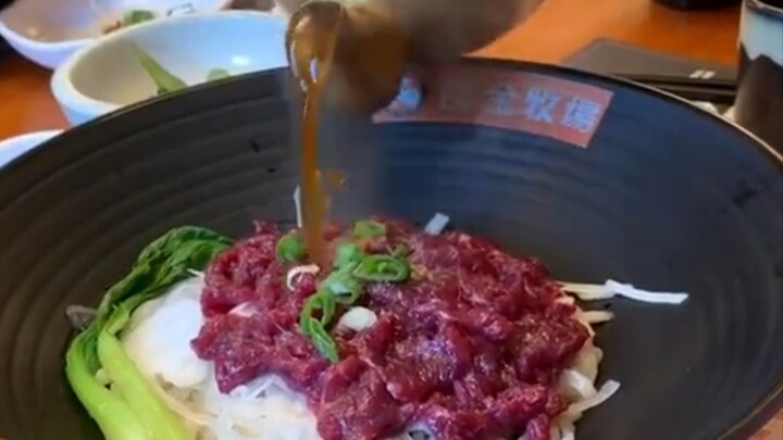 追着牛屁股啃…