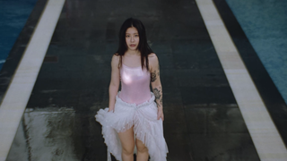 فيلم قصير مؤثر: الفتاة التي ترتدي حلمة صناعية