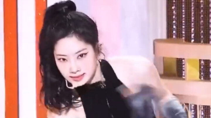 Tôfu lén cổ vũ TWICE trên sân khấu quảng bá ca khúc