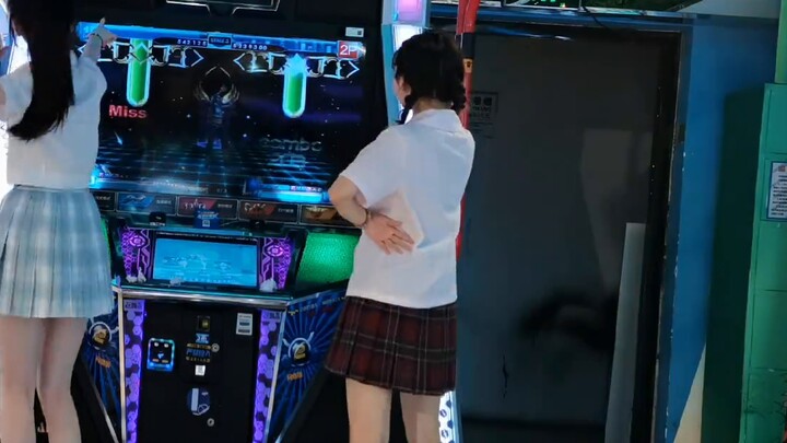 Da da da da! The goblin let my grandpa go! Da da da ~ Dance Machine - Calabash Brothers