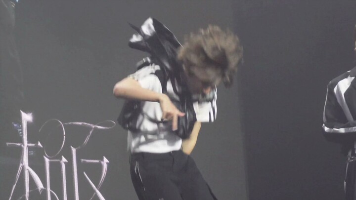 I’ve said it before—girl group choreography is his turf! [Li Zihao] “How Sweet”