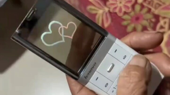 Pria ini menemukan layar ponsel neneknya transparan, lalu bertanya apakah itu memang normal dan pons