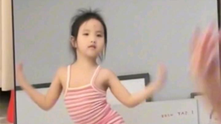Tiêu Duẫn Nhi | Bị màn bắt nhịp đúng điểm của em gái làm cho sửng sốt!