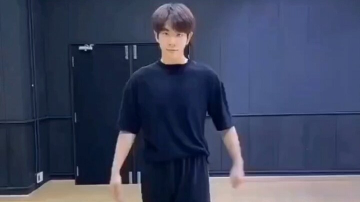 If you haven't seen Wang Shihui dance, step out and be punished by making you copy Huìhuì's Thai nam