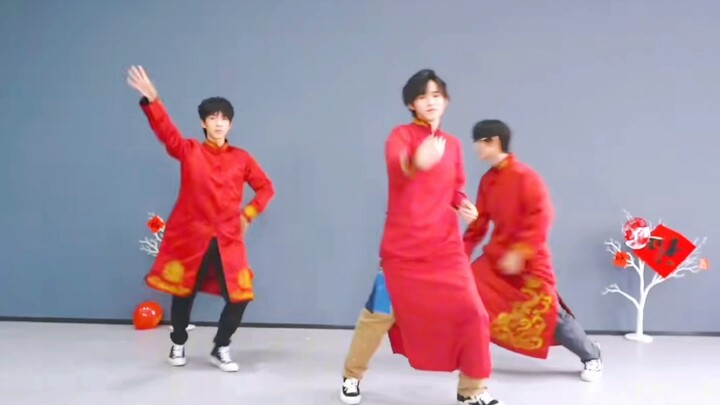 Does anyone still remember this building night? He Junlin seems to be quite skilled.