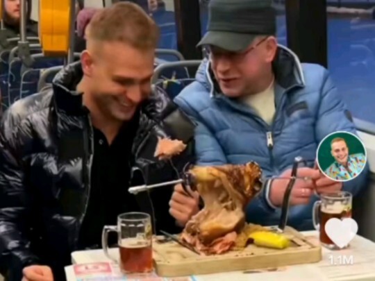 คอมเมนต์ยอดนิยมจากวิดีโอนอกประเทศ: รถไฟกับคนแปลกหน้าร่วมมื้อค่ำด้วยกัน