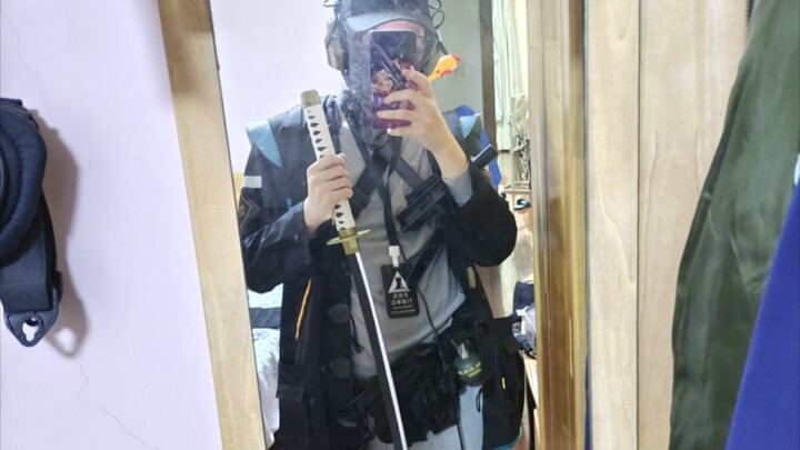 After seeing my Zhongli-inspired outfit, my classmates all said I look like a doomed elite operator.