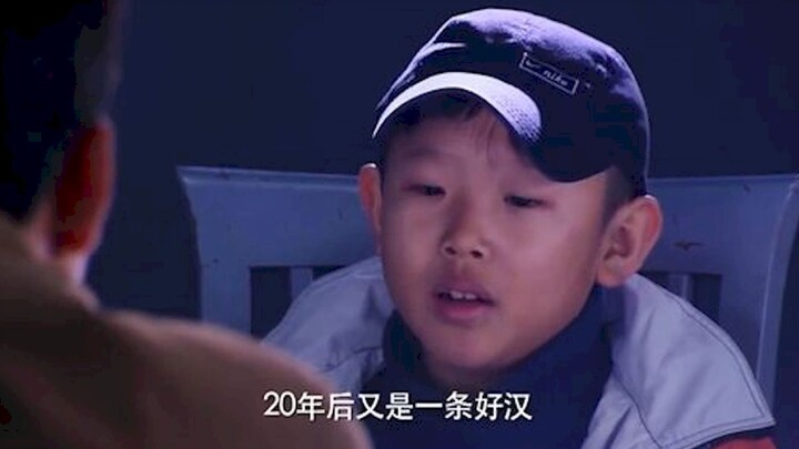Đứa trẻ nghịch ngợm quậy phá trong đồn cảnh sát, tưởng mình còn chưa thành niên thì chẳng sao, ai ng