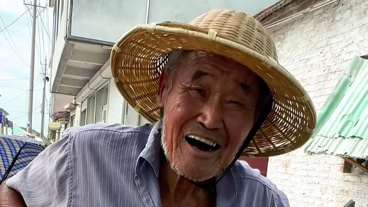 Sao có thể dùng tiền giả lừa gạt đồng tiền mồ hôi nước mắt của người già được chứ!? Tiêu đồng tiền n