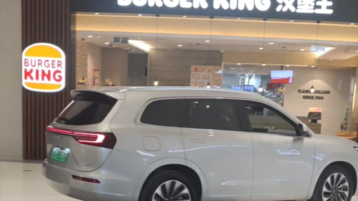 Wow, I was so surprised—this is the first time I’ve seen a AITO M7 driving inside a shopping mall!