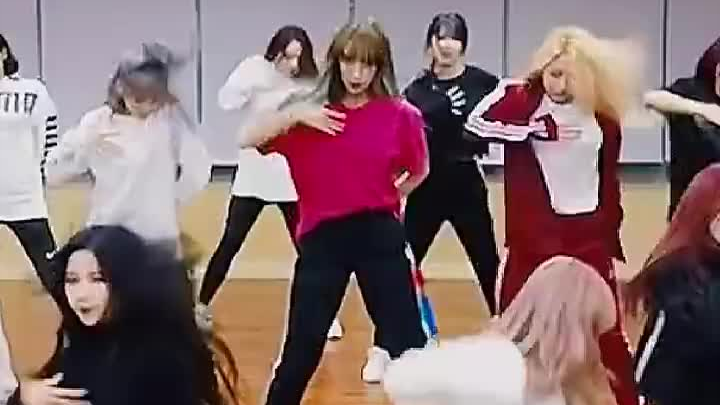 [Cheng Xiao] Even without the glamorous stage outfits, she still shines brightly.