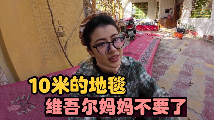 أخيرًا تم استبدال السجادة بأرضية خشبية! كانت الأم سعيدة جدًا وهي تشرف على العمل بنفسها، ولا يزال على