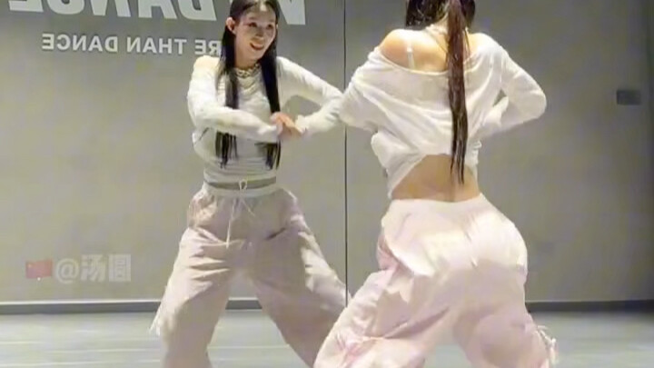 กระโปรงสั้นฟินๆ + ท่าเต้นลิง 55 วินาที สโลว์โมชันแบบกระจก ใช้เอง (เครดิต: dy Tangyuan)