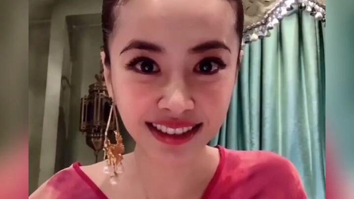 จ้าวอี้หลินไลฟ์ครั้งแรกยังไม่เข้าใจว่าการที่แฟนๆ รีควิซของขวัญต้องเสียเงินด้วย จึงออกมาบอกแฟนๆ ว่าอย
